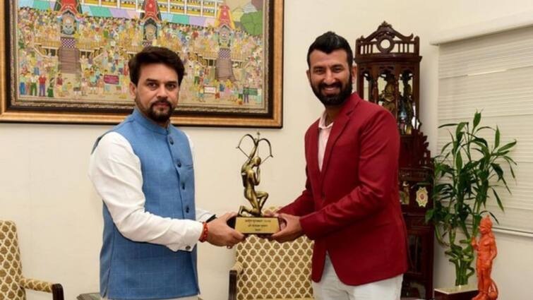 Cheteshwar Pujara receives his Arjuna Award from Anurag Thakur Arjuna Award: অবশেষে অর্জুন পুরস্কার হাতে পেলেন চেতেশ্বর পূজারা