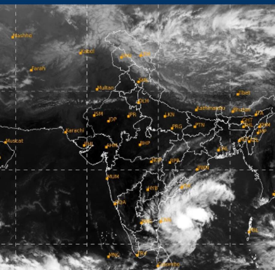 Rain Alert : சென்னையில் இருந்து 670 கி.மீ. தொலைவில் காற்றழுத்தத் தாழ்வு மண்டலம்.. வானிலை மைய அப்டேட் இதோ..