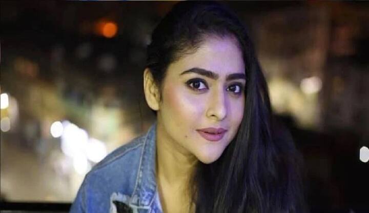 জনপ্রিয় 'ঝুমুর' ধারাবাহিক দিয়ে অভিনয় জগতে পা রাখেন ঐন্দ্রিলা শর্মা। প্রথম ধারাবাহিক থেকেই তিনি দর্শকের নজর কাড়েন।