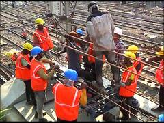 कर्नाक उड्डाणपूल पाडकाम पूर्ण, हार्बर लाईनवरील लोकल सेवा रात्री 8 वाजता होणार सुरु