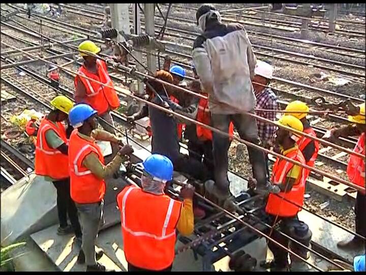 मुंबईकरांच्या दृष्टीने अत्यंत महत्वाची बातमी समोर येत आहे. कर्नाक पुलाचं पाडकाम पूर्ण झालं आहे. त्यामुळे मध्य रेल्वेवरील लोकल सेवा पूर्ववत करण्यात आली आहे.