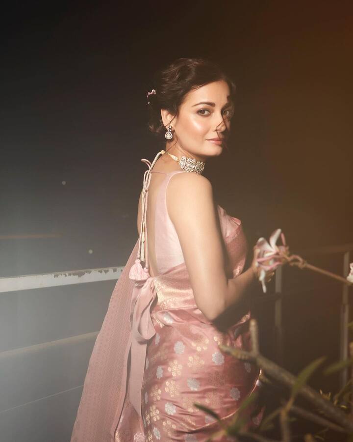 दिया मिर्झा नेहमीच तिच्या साध्या लूकसाठी ओळखली जाते. साध्या लूकमध्येही ही अभिनेत्री इतकी अप्रतिम दिसते की पाहणारेही तिच्या साधेपणाचे वेडे होतात.(फोटो सौजन्य: diamirzaofficial/इंस्टाग्राम)