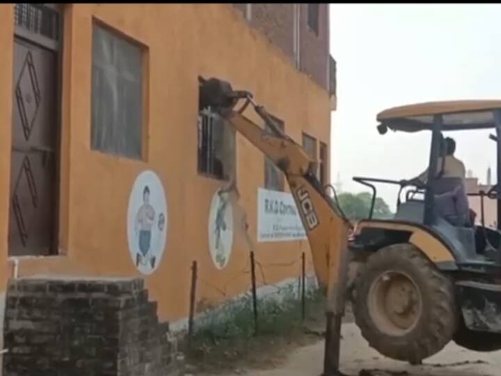 MP News Bhind News Bulldozer ran on the 2 storey school of the accused operator ANN Bhind News: 11 साल के मासूम का अपहरण कर की थी हत्या, आरोपी संचालक के 2 मंजिला स्कूल पर चला बुलडोजर