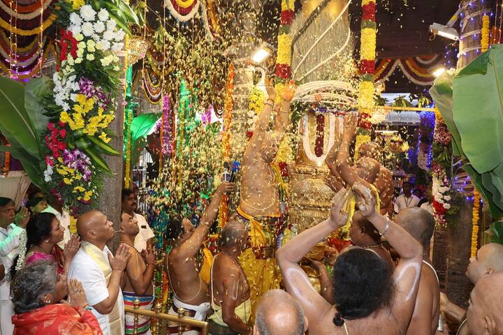 భూలోకం, సువర్ణ లోకం, పాతాళ లోకాల నుంచి దేవతలను ఆహ్వానించేందుకు గజపటం ఆరోహణం చేయడంతో ధ్వజారోహణ పర్వం ఘనంగా ముగిసింది.