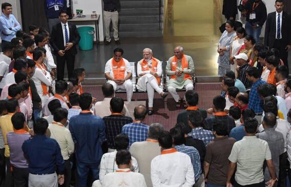 Gujarat Election 2022: કમલમના ચોકમાં બાંકડે બેસી PM મોદીએ કાર્યકરો સાથે કર્યો સંવાદ