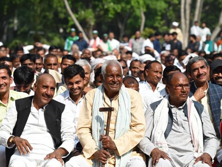 इस दौरान मंच पर राम गोपाल यादव, अखिलेश यादव, शिवपाल यादव, राम गोविंद यादव, आदित्य यादव और तेज प्रताप सिंह यादव साथ नजर आए.