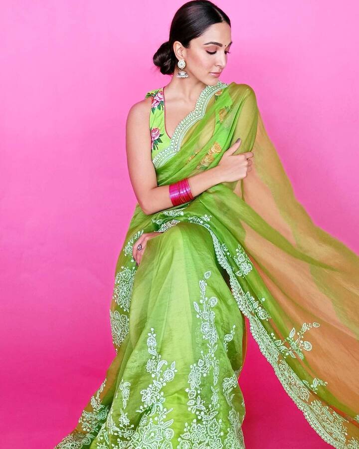 જો આપ વેડિંગમાં જઇ રહ્યાં હો અને સાડી પહેરવાનું વિચારતા હો તો ફુલ સ્લિવ બ્લાઉઝ સાથે આપ લહેંગાની નીચે લેગિંસને કેરી કરી શકો છો, જેથી ઠંડીથી બચી શકાશે