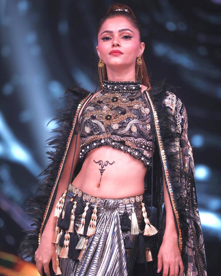 Rubina Dilaik: टीवी एक्ट्रेस रुबीना दिलैक इन दिनों ‘झलक दिखला जा 10’ (Jhalak Dikhhla Jaa 10) में नजर आ रही हैं. सेमीफिनाले में परफॉर्म करने के दौरान वह ऊप्स मोमेंट का शिकार हो गईं. उन्होंने शॉर्ट ड्रेस के साथ एक केप पहनी थी, जो परफॉर्मेंस के दौरान फट गई. हालांकि, एक्ट्रेस ने इसे बहुत अच्छे से मैनेज किया.