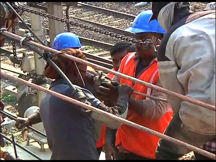 दुपारी चार वाजता पुलाच्या कामानंतर सीएसएमटी ते ठाणे लोकल धावायला सुरुवात झाली आहे. तत्पूर्वी कर्नाक आणि कोपरी पूल हटवण्यासाठी रेल्वेकडून विशेष ट्रॅफिक आणि पॉवर ब्लॉक घेण्यात आला होता.