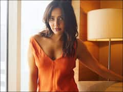 फिल्मों में नहीं मिली सफलता, सोशल मीडिया पर एक्टिव, स्टनिंग लुक्स से नेहा शर्मा जीत लेती हैं फैंस का दिल