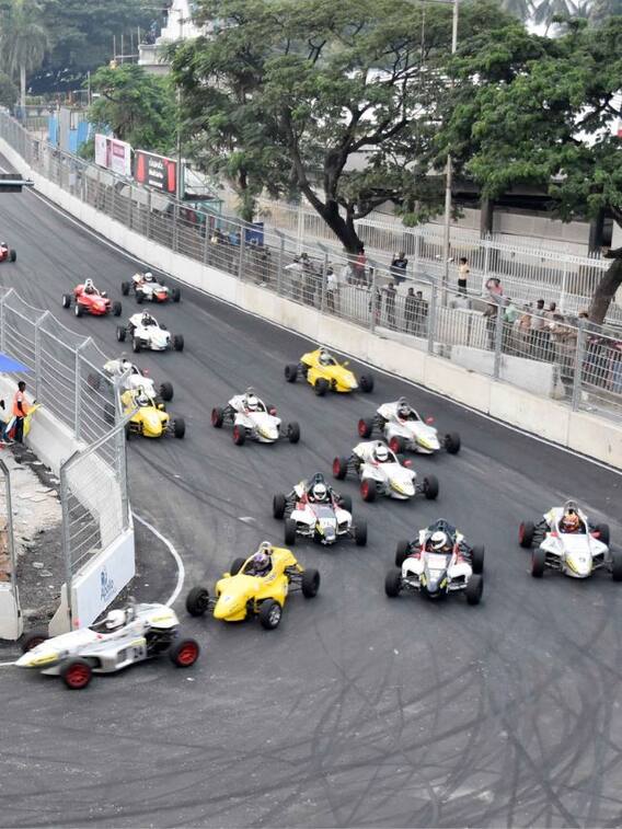 హైదరాబాద్ ఫార్ములాఈ రేసింగ్‌లో వరుస ప్రమాదాలు, నిలిచిన లీగ్