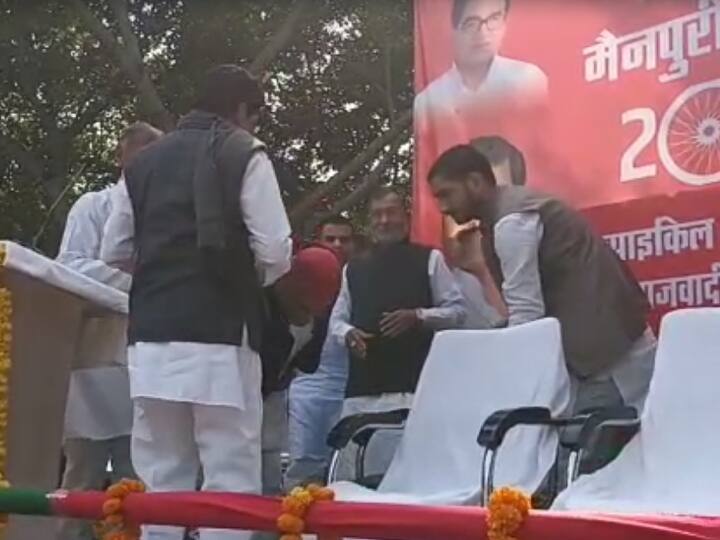 जबकि इससे पहले अखिलेश यादव अपने चाचा और सपा महासचिव राम गोपाल यादव के भी पैर छूते हुए दिखाई दिए.