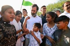 भारत जोड़ो यात्रा में राहुल गांधी का हाथ पकड़कर चलते दिखे लोग, सिनेमा जगत के सितारे भी हुए शामिल- देखें तस्वीरें