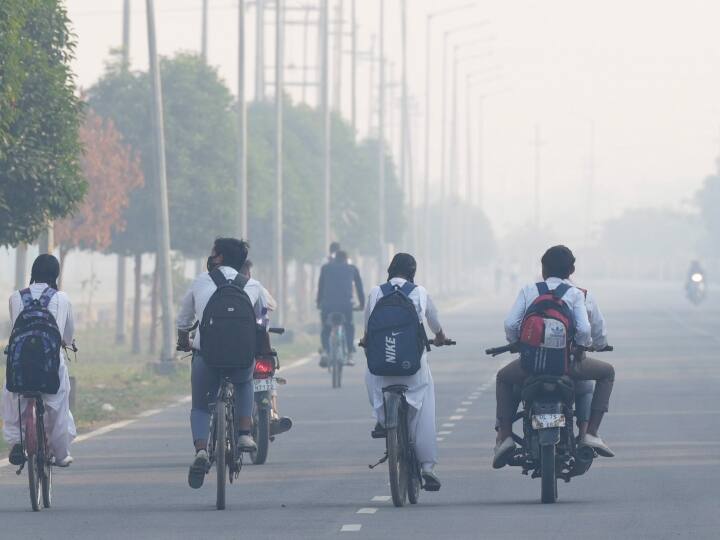 Delhi-NCR temperature update is continuously falling and air quality still in poor category Delhi Weather Update: दिल्ली-NCR में लगातार गिर रहा पारा, तापमान पहुंचा 10 डिग्री के नीचे, अगले कुछ दिनों में कंपा देगी ठंड