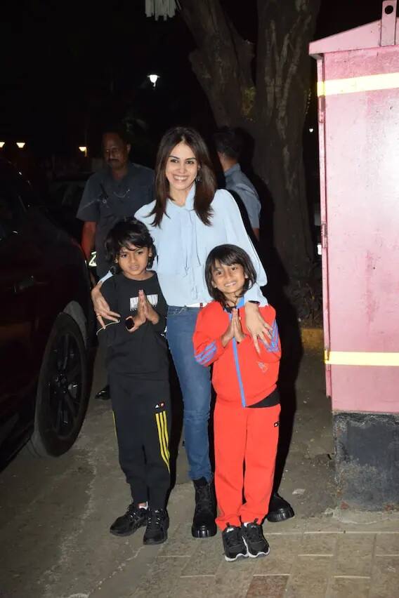 અભિનેત્રી જેનેલિયા ડિસોઝા તેના બે પુત્રો સાથે આરાધ્યાના જન્મદિવસની ઉજવણીમાં હાજરી આપી હતી. કેઝ્યુઅલ લુકમાં પણ અભિનેત્રી હંમેશની જેમ ખૂબ જ સુંદર લાગી રહી હતી.