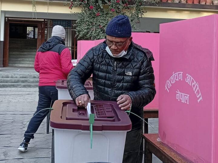 Nepal General Election 2022 for national and provincial elections Sher Bahadur Deuba cast his Vote Nepal Election 2022: नेपाल में कई जगह हिंसा के बीच वोटिंग खत्म, जानें कैसे चुनी जाएगी नई सरकार