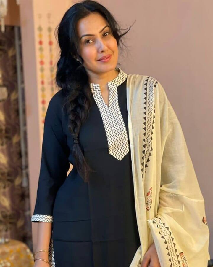 Kamya Punjabi: फेमस टेलीविजन एक्ट्रेस काम्या पंजाबी एक बार एक कार्यक्रम में टाइट जींस के साथ शॉर्ट शर्ट पहने नजर आई थीं. इस दौरान बैठते वक्त वह ऊप्स मोमेंट का शिकार हो गई थीं. अंडरगार्मेंट्स दिखने की वजह से उन्हें काफी ट्रोल भी किया गया था.