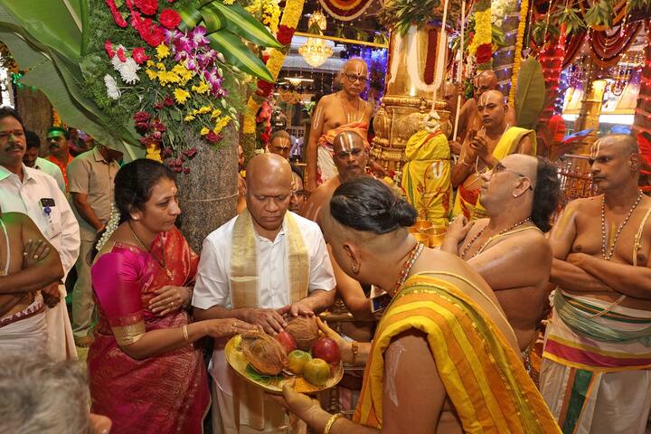 ఈవో ఏ.వి ధర్మారెడ్డి మాట్లాడుతూ.. కరోనా కారణంగా రెండు సంవత్సరాల తర్వాత అమ్మవారి వాహన సేవలు బయట నిర్వహిస్తున్నామన్నారు. బ్రహ్మోత్సవాలకు అధిక సంఖ్యలో విచ్చేసే భక్తుల సౌకర్యార్థం విస్తృత ఏర్పాటు చేసినట్లు చెప్పారు.