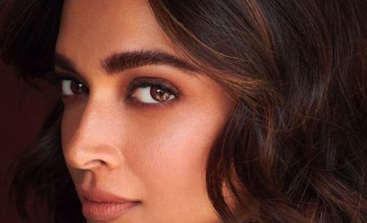 ত্বকের পরিচর্যায় ’৮২ ইস্ট’ সামগ্রী নিয়ে এসেছেন দীপিকা পাড়ুকোন। এখনও পর্যন্ত ভালই সাড়া পেয়েছেন তিনি।