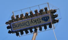 In Pics : चांदणं आणि आकाशाच्या सान्निध्यात 'स्काय डायनिंग'चा अनोखा अनुभव