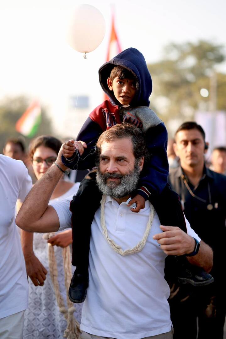 ভারত জোড়ো যাত্রায় এক শিশুকে কাঁধে তুলে হাঁটতে দেখা যায় রাহুল গাঁধীকে।