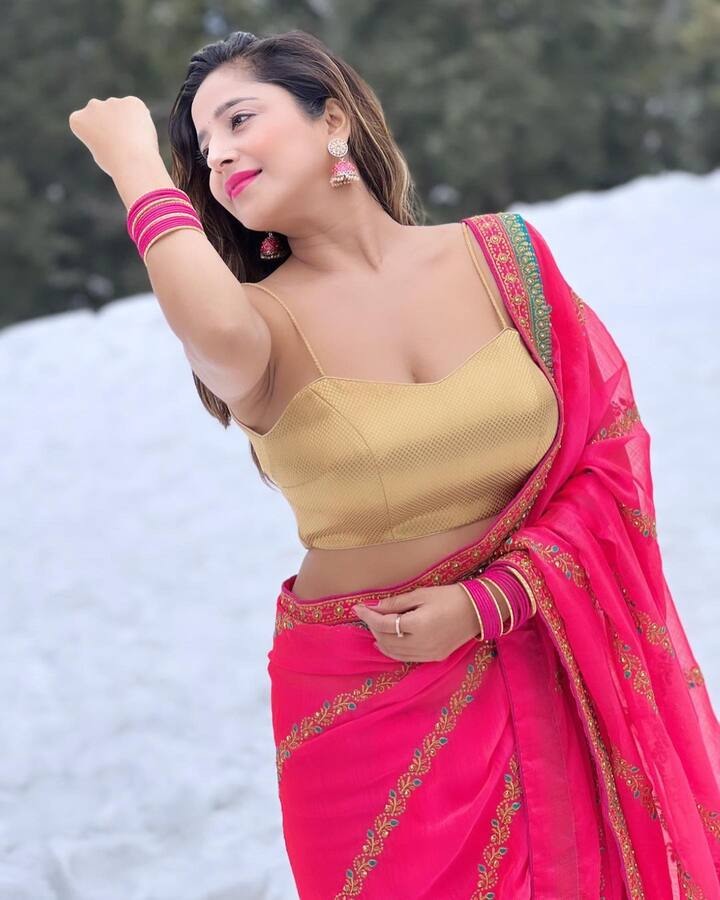 કેટ શર્માએ પિંક સાડીમાં ટોન ફિગરને ફ્લોન્ટ કર્યું છે. સાડીમાં તે ખૂબ જ હોટ લાગી રહી છે.