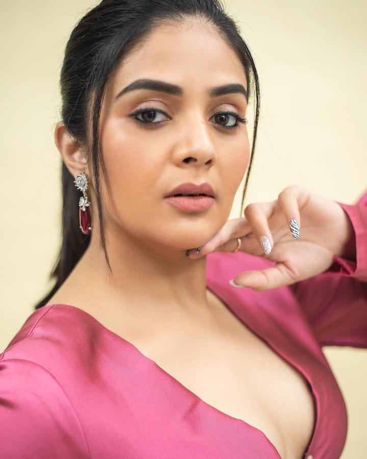 బుల్లితెర రాములమ్మగా ఆడియెన్స్ ను ఆకట్టుకుంది. Photo Credit: Sreemukhi/ instagram