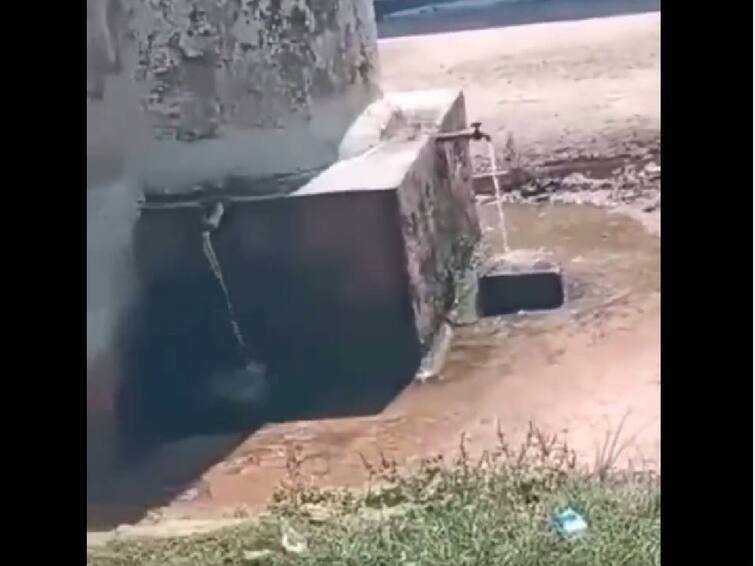 tank purified after a dalit women drinks water from the water tank at bengaluru Crime : தண்ணீர் குடித்த பட்டியலினப் பெண்.. கோமியத்தால் சுத்தம் செய்யப்பட்ட தொட்டி.. தொடரும் தீண்டாமை கொடூரம்..
