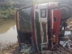 बांदा में तेज रफ्तार रोडवेज बस अनियंत्रित होकर खाई में गिरी, आधा दर्जन लोग घायल, दो की हालत गंभीर