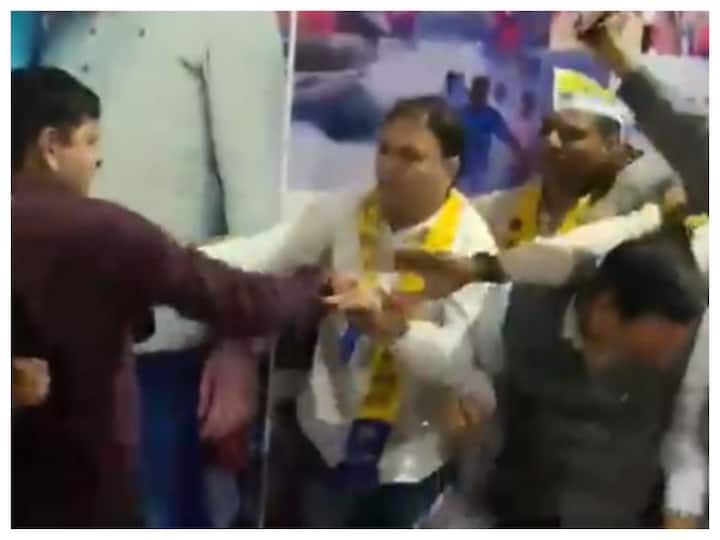 Caught On Camera: AAP MLA Gulab Singh Yadav Thrashed By Party Workers. BJP Takes Jibe Caught On Camera: AAP MLA Gulab Singh Yadav Thrashed By Party Workers. BJP Takes Jibe