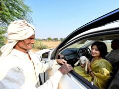 In Pics: डिंपल यादव ने करहल में किया जनसंपर्क, महिलाओं-बुजुर्गों से मिलीं