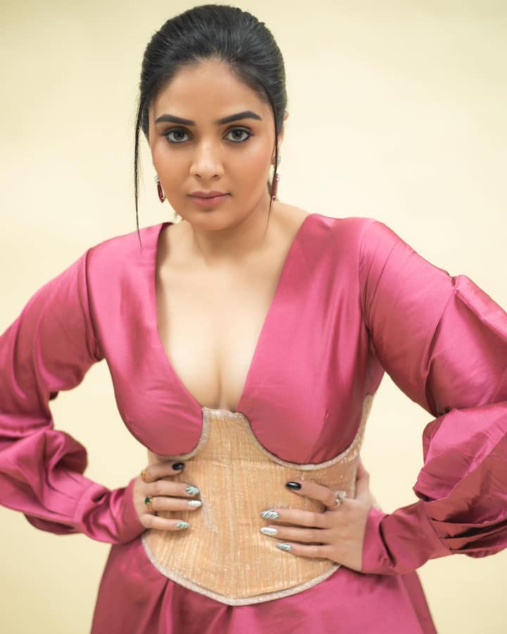 యాంకర్ గానే కాకుండా పలు సినిమాల్లో నటిస్తూ ఆకట్టుకుంటోంది. Photo Credit: Sreemukhi/ instagram