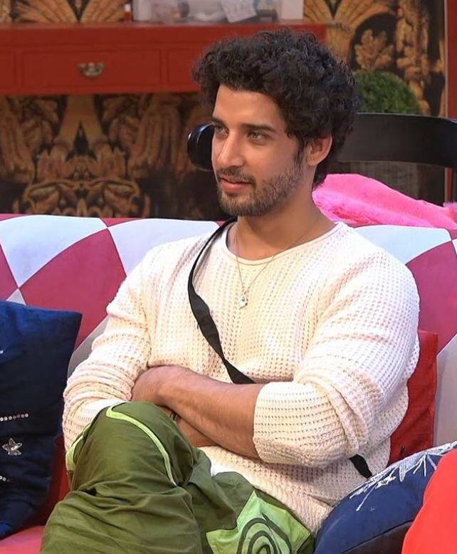 बिग बॉस 16 के लेटेस्ट एपिसोड में गौतम सिंह विज को एलिमिनेट होते हुए देखा गया. होस्ट सलमान खान ने कहा, उन्हें कम वोट मिले हैं. वहीं सौंदर्या शर्मा, टीना दत्ता और शालीन भनोट भी बॉटम में थे और एलिमिनेशन के लिए नॉमिनेट हुए थे. गौतम के फैंस उनके एविक्शन से बेहद नाराज हैं.