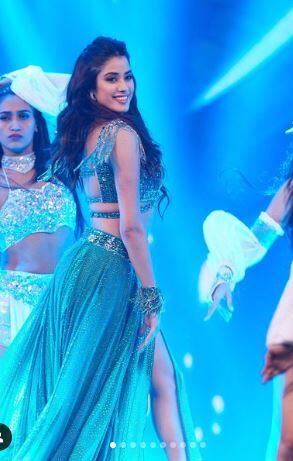 ਹਾਈ ਸਲਿਟ ਡਰੈੱਸ 'ਚ ਜਾਹਨਵੀ ਕਪੂਰ ਦਾ ਗਲੈਮਰਸ ਅੰਦਾਜ਼