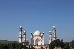 PHOTO : बीबी का मकबराच्या मिनारचा भाग कोसळला