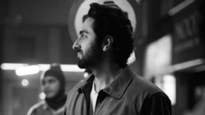 শুটিংয়ের সময় উঁচু বিল্ডিং থেকে ঝাঁপ দেওয়ার মতো বেশ কিছু স্টান্ট করতে হয়েছিল তাঁকে। সেখানেই সমস্যা।