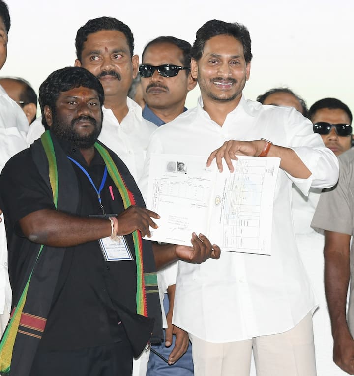 అర్హులందరికి సంక్షేమ పథకాలు అందిస్తామని భరోసా ఇచ్చారు