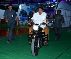 In Pics: నిజామాబాద్‌లో స్పీకర్ పోచారం సందడి, రయ్ రయ్‌మంటూ బుల్లెట్ సవారీ - జనం కేరింతలు