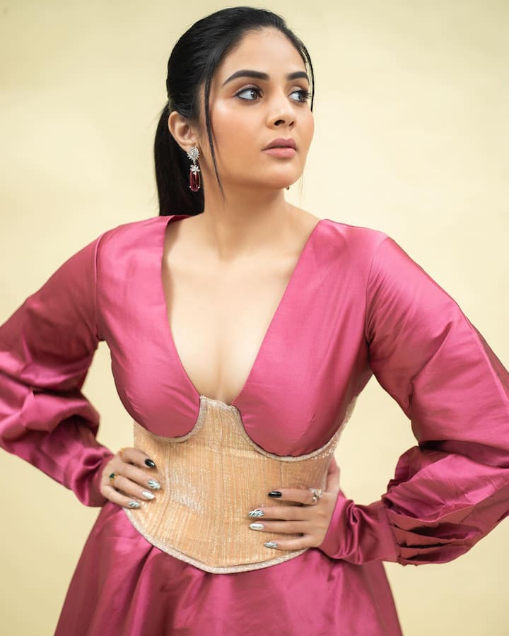 చక్కటి ఆట తీరుతో బిగ్ బాస్ షో రన్నరప్ గా నిలిచింది. Photo Credit: Sreemukhi/ instagram