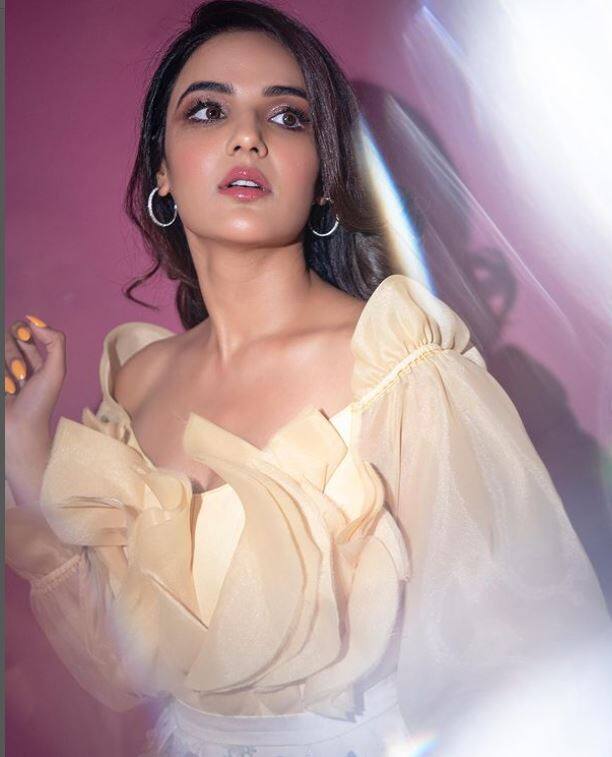 जैस्मीन भसीन बिग बॉस 14 की सबसे मजबूत कंटेस्टेंट में से एक लग रही थीं. हालांकि, एक चौंकाने वाले एपिसोड में उन्हें घर से बाहर कर दिया गया था. जैस्मीन को आउट होते देख सलमान खान की आंखे भी नम हो गई थी.