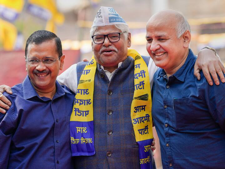 Delhi Chief Minister Arvind Kejriwal and Deputy Chief Minister Manish Sisodia with former MP Mahabal Mishra after he joined AAP, during a public meeting ahead of Municipal Corporation of Delhi (MCD) elections, at Paharganj in New Delhi, Sunday, Nov. 20, 2022. (Image Source: PTI)