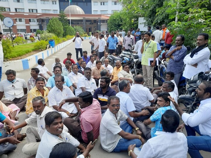 சேலம் ஆட்சியர் அலுவலகத்தில் அரசு கேபிள் ஆபரேட்டர்கள்  தர்ணா போராட்டம்