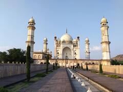 PHOTO : बीबी का मकबराच्या मिनारचा भाग कोसळला