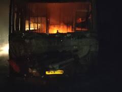 आजमगढ़: बाइक से टक्कर के बाद एसी बस में लगी आग, जलकर हुई खाक, 2 युवकों की मौत