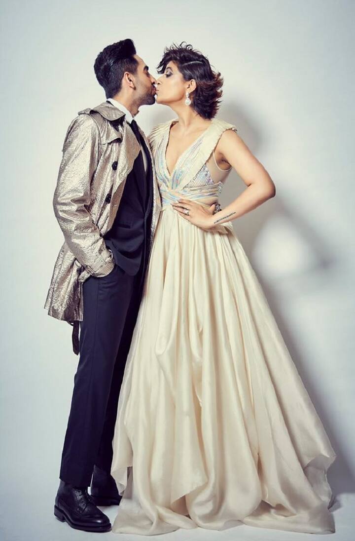 आयुष्मान खुराना-ताहिरा कश्यप: आयुष्मान खुराना की पत्नी ताहिरा कश्यप सोशल मीडिया पर काफी एक्टिव हैं. जहां वो अक्सर आयुष्मान खुराना के साथ लिपलॉक करते हुए तस्वीर शेयर करती हैं.