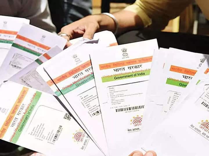 यानंतर, आधार कार्ड कार्यकारी तुमच्याकडून बायोमेट्रिक तपशील घेईल. यानंतर, आधार कार्ड केंद्रात उपस्थित कार्यकारी अधिकारी तुमचा लाइव्ह फोटो घेईल.