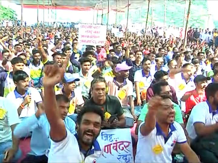 प्रस्तावित वाढवण बंदराविरोधात हजारो नागरिक मुंबईतल्या आझाद मैदानात एकत्र जमले आहे.