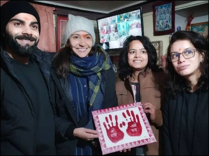 Celebs At Neem Karoli Temple Photos: हाल में स्टार कपल विराट कोहली और अनुष्का शर्मा उत्तराखंड के नैनीताल में बसे नीम करोली बाबा के मंदिर घूमने गए थे जिसकी तस्वीरें सोशल मीडिया पर खूब वायरल हुईं