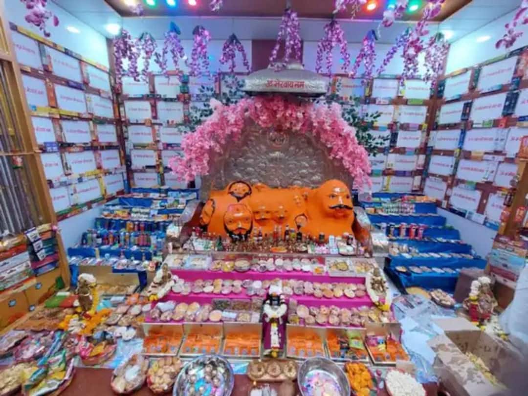 Ujjain 60 types of cigarettes, 40 types of liquor among 1,351 types of bhog offered to Lord Bhairavnath Ujjain:వామ్మో! ఈ సామికి 60 రకాల సిగరెట్లు, 40 రకాల మద్యం సమర్పిస్తేనే కోరికలు నెరవేరుతాయట!