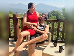 Monalisa Photos: बर्थडे पर मोनालिसा ने पति के साथ शेयर की रोमांटिक फोटोज, रेड शॉर्ट ड्रेस में इंजॉय कर रहीं वेकेशन